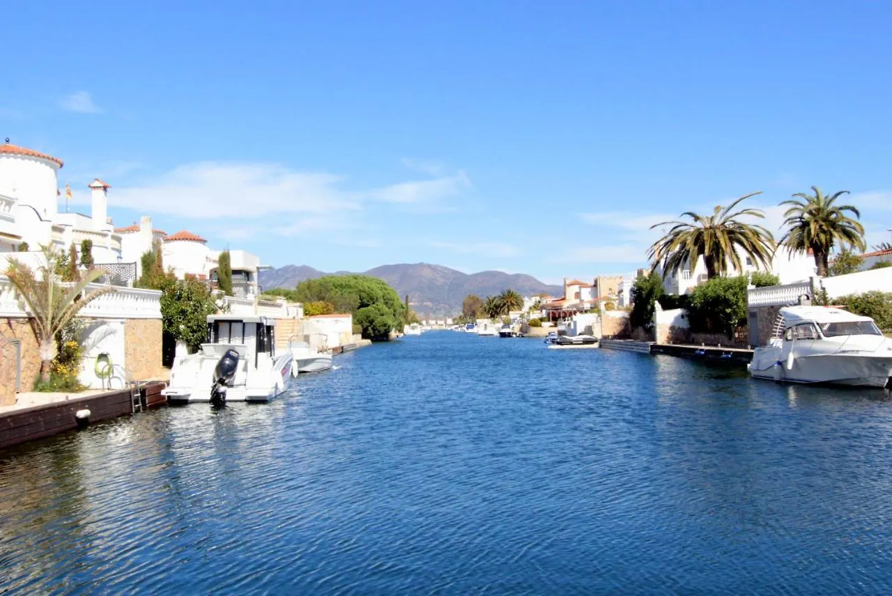 Leon Inmo Luxusvilla Esmeralda - 10029 Empuriabrava 0*,  Španělsko